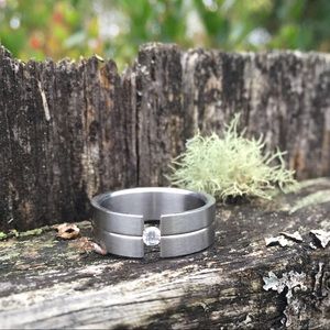 Titanium Tension Set Ring Size 8 NWOT Lightweight Band